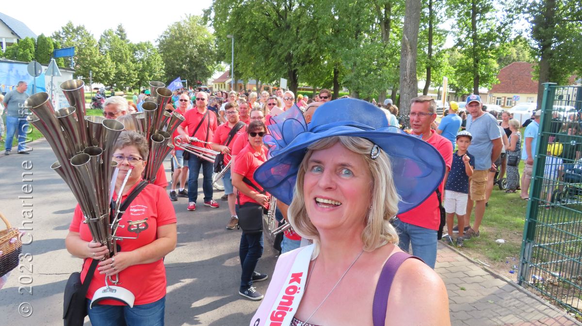 Charlene und das Pareyer Schalmeienorchester